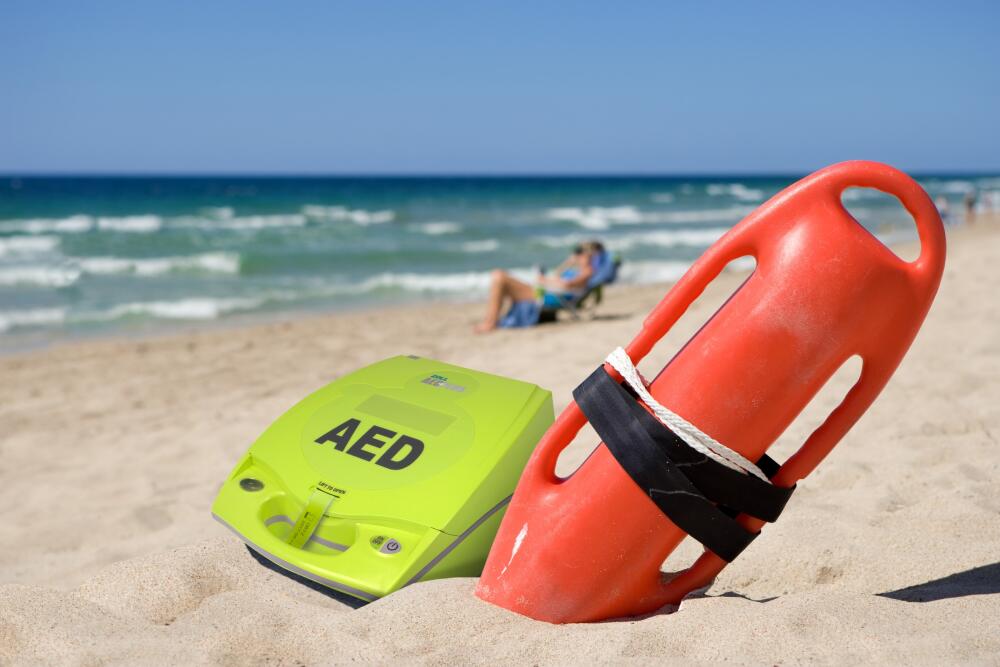 AED plus op het strand