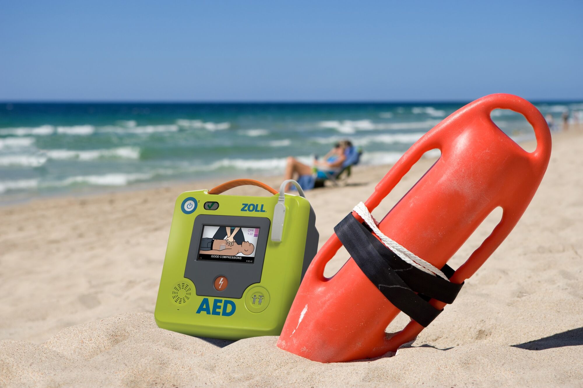 AED op het strand tijdens een praktijkgerichte lifesaver training