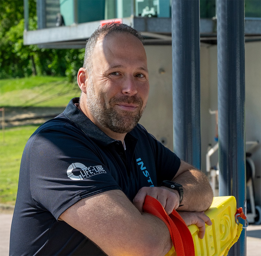 Mike van Life-Line-Trainingen bij het zwembad