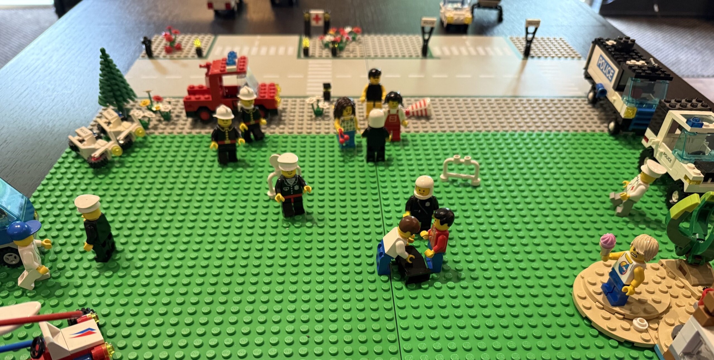 Oefenscenario met LEGO-figuren en hulpdienstvoertuigen tijdens het bijscholingsweekend