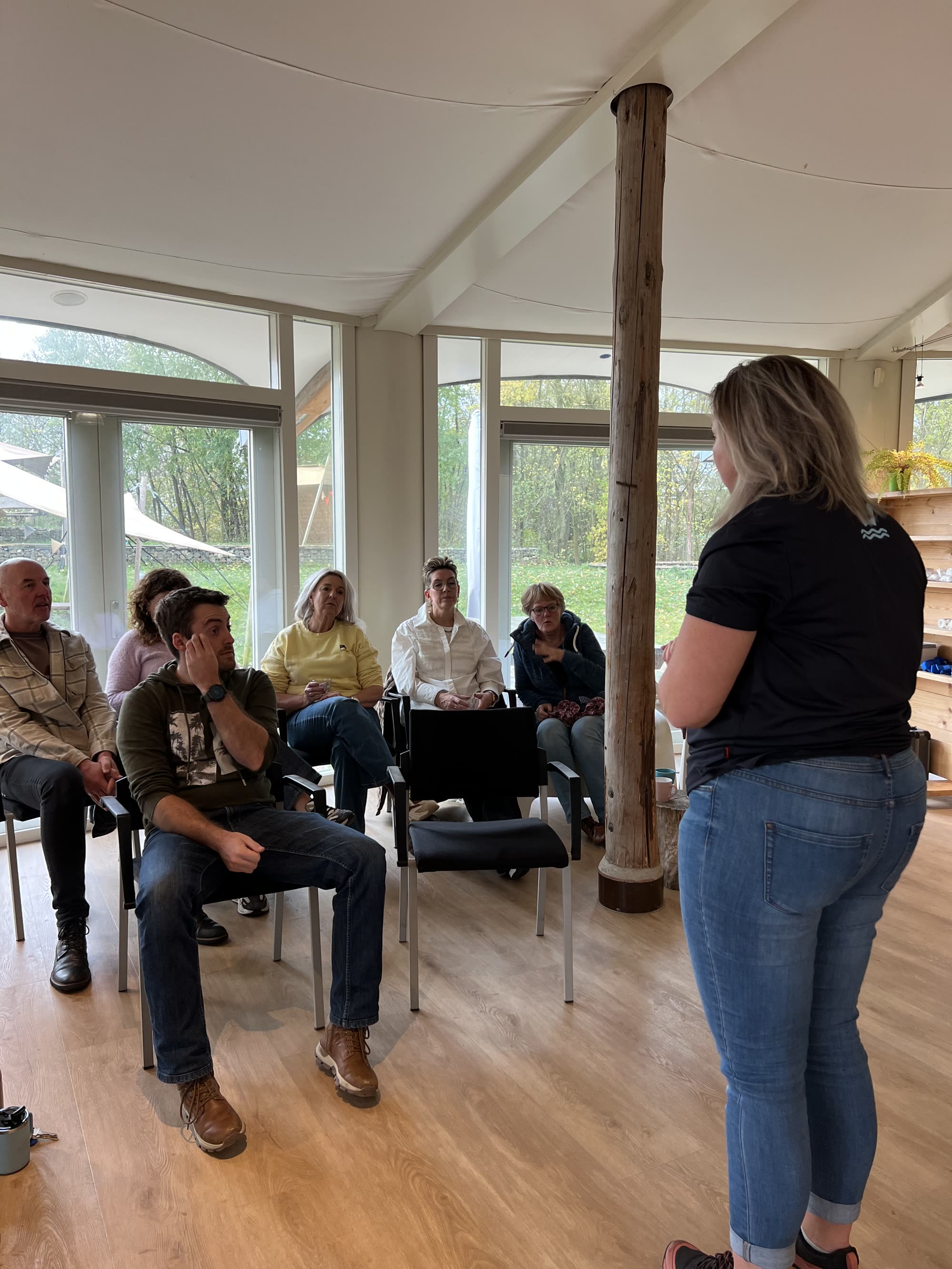 Instructeur spreekt met deelnemers tijdens een praktijkgerichte training