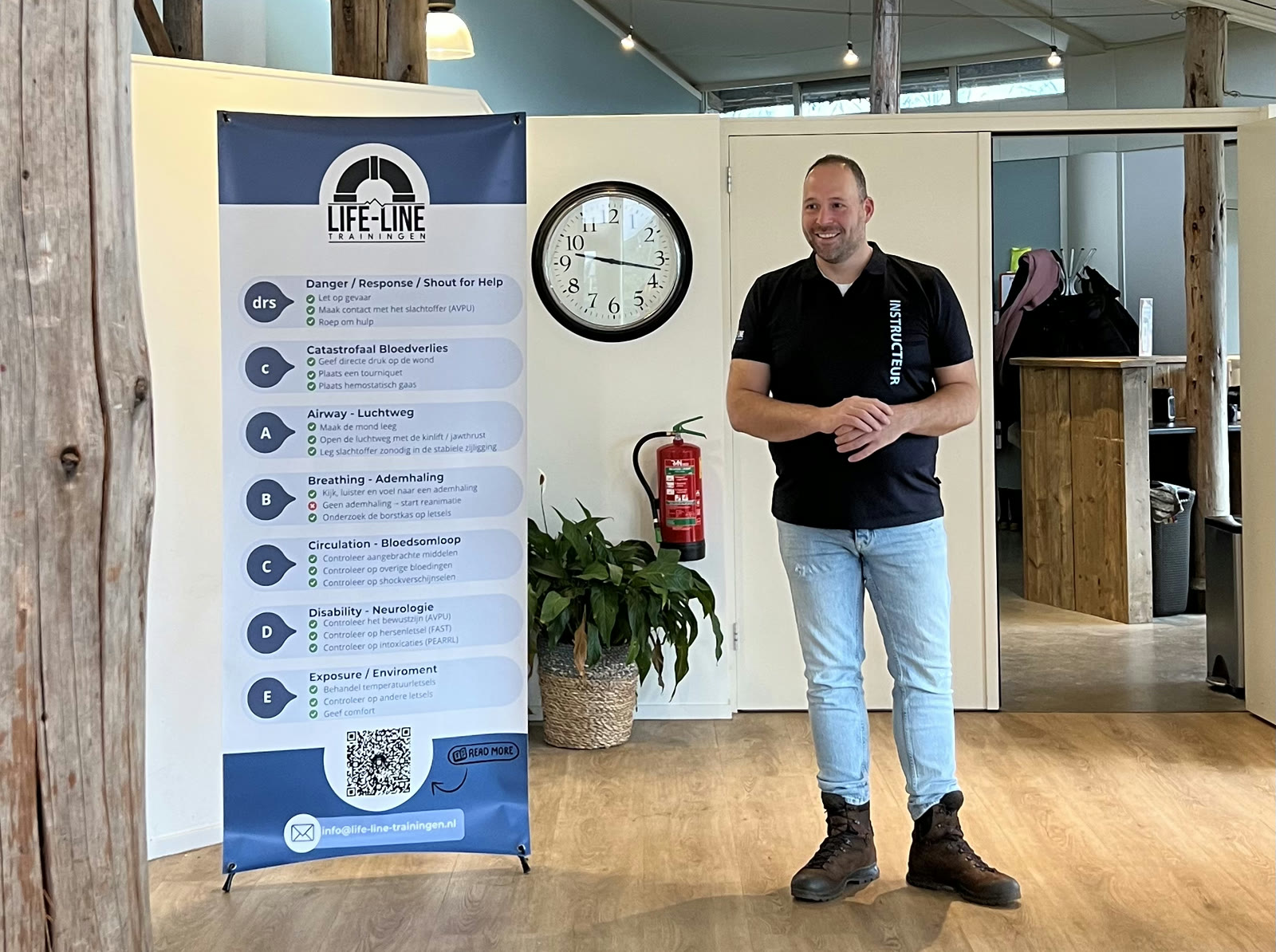 Instructeur staat naast de Life-Line-banner