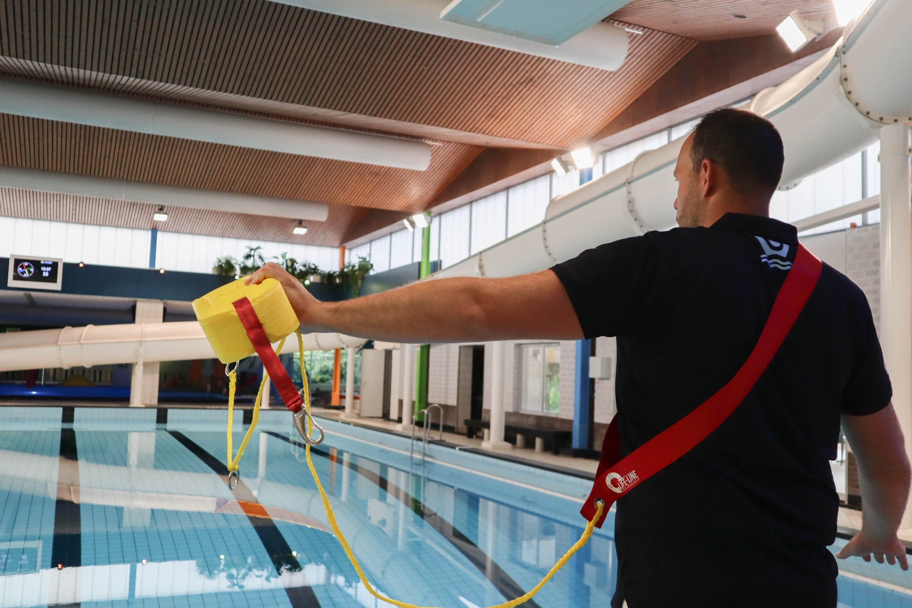 Reddingsmateriaal tijdens een waterveiligheidstraining.