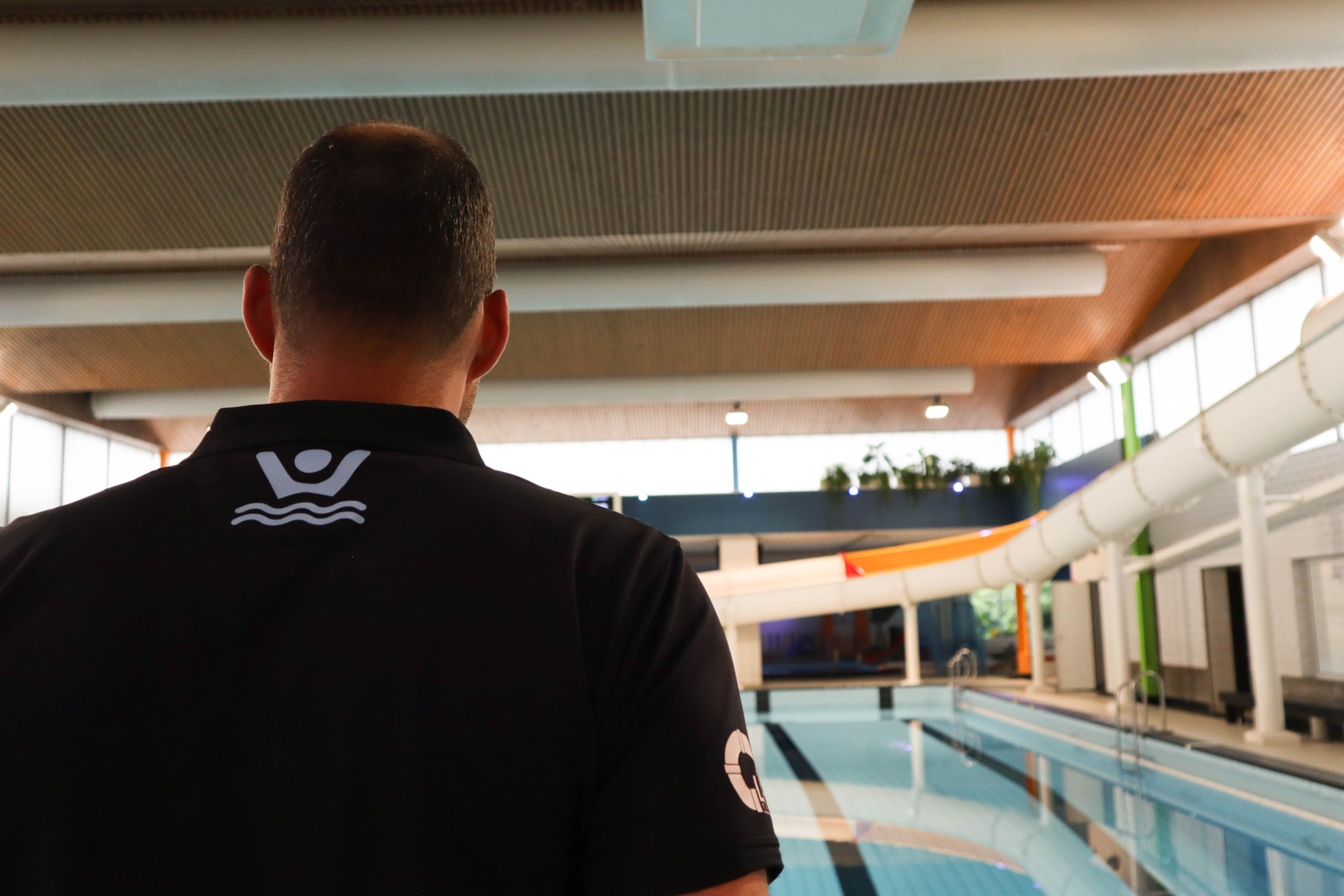 Zwembadomgeving waar Life-Line-Trainingen veiligheidstrainingen voor zwembadpersoneel verzorgt.