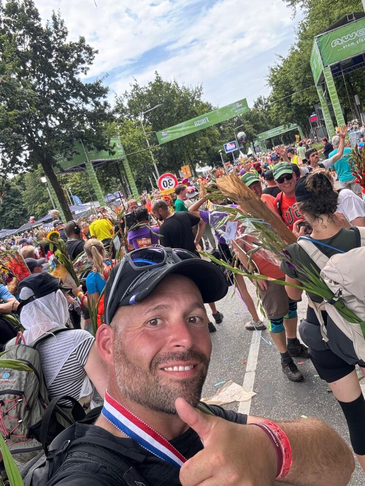 Mike Lehnkering op de finisch bi jde Wedren na het uitlopen van de 106e Nijmeegse Vierdaagse