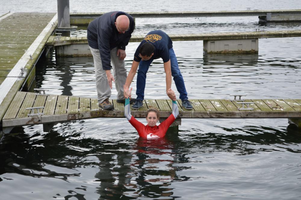 Persoon uit water halen tijdens training verdrinkingsongevallen voorkomen