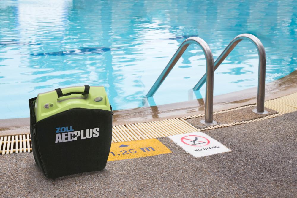 AED 3 op de rand van een zwembad