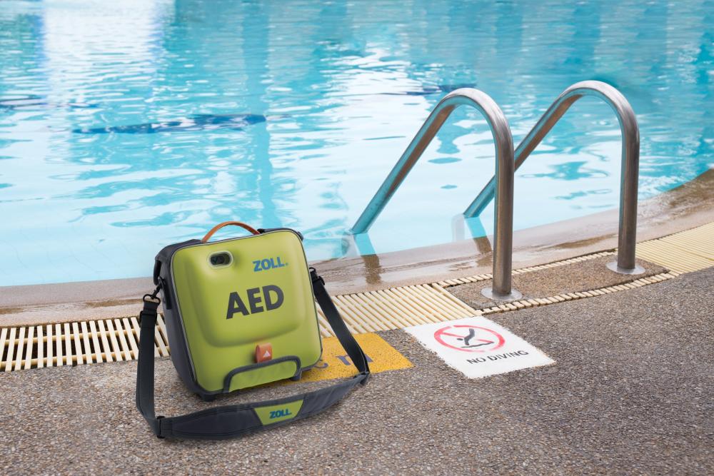 AED 3 op de rand van een zwembad