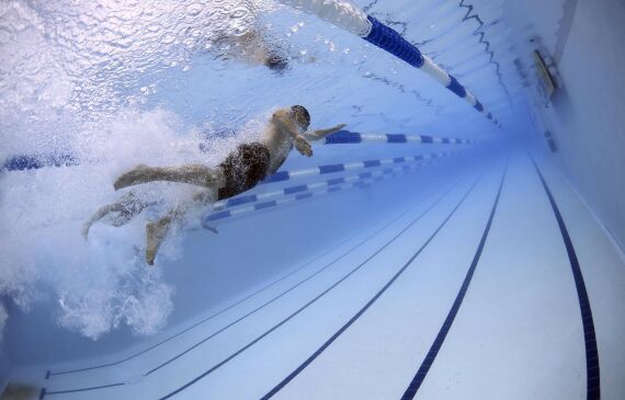RTL Nieuws | Coronaproof zwemmen: zo kun je veilig baantjes trekken