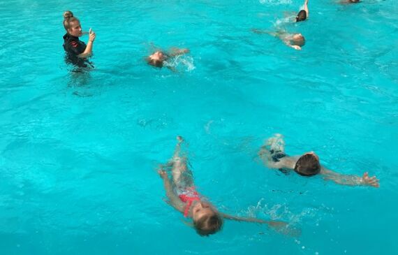 RTV Drente | Enthousiaste badmeesters weer aan de slag in het zwembad